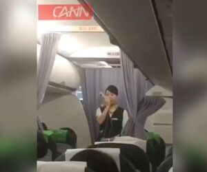 احترام مهماندار به مسافران پرواز داخلی شرکت هواپیمایی اسپیرینگ، از شانگهای به گوانجو