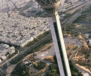 پرواز یک فروند هواپیمای فوق سبک گرداگرد برج میلاد