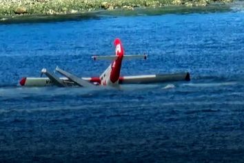 برخورد یک قایق تفریحی با هواپیمای شناور در بندر زغال سنگ ونکوور + فیلم