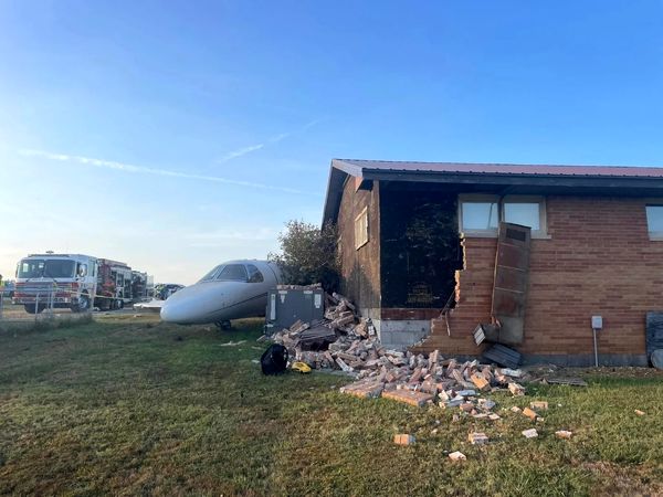 خروج هواپیما از باند و برخورد با خانه مسکونی در کنتاکی