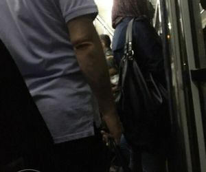 در شرایطی که باید فاصله ۱.۵ متری بین افراد رعایت شود هنوز شرکت‌های خدمات زمینی اتوبوس‌های انتقال مسافران از ترمینال به هواپیما را از مسافر پر می‌کنند.