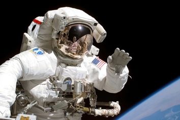 ماجرای تصویر تاریخی ناسا از فضانورد بدون اتصال و شناور در فضا ! + عکس