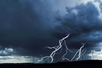 در مورد ابرهای رعد و برقی و تاثیر آن بر روی هواپیماها بدانیم.