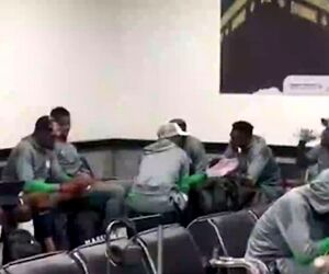 بازیکنان نیجریه ۱۶ ساعت بدون آب و غذا در فرودگاه!