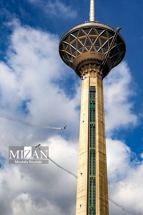 مانور ویژه هواپیماهای فوق سبک بر فراز برج میلاد +تصاویر