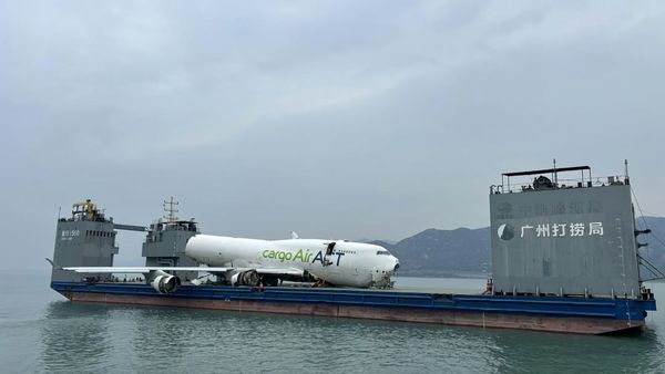 آخرین تصاویر از بقایای هواپیمای باری ترکیه که در هنگ‌کنگ به دریا سقوط کرد