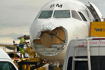 فرود اضطراری هواپیمای اتریشی به دلیل تگرگ شدید + تصاویر