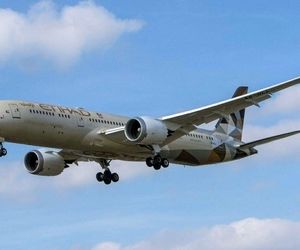 برخورد یک فروند بویینگ ۷۸۷ هواپیمایی اتحاد از مبدا ابوظبی به مقصد لاهور با یک صاعقه 