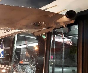 برخورد اتوبوس با هواپیما