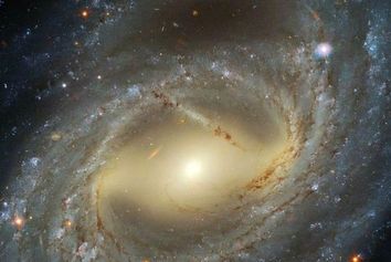 تصویر خیره کننده تلسکوپ هابل از یک کهکشان در حال چرخش