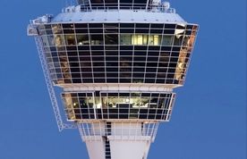 چرا شیشه برجهای کنترل فرودگاهها زاویهدار هستند؟