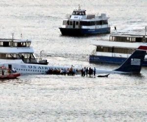 داستان شگفت‌انگیز خلبانی که بدون موتور و باند بر روی آب فرود آمد