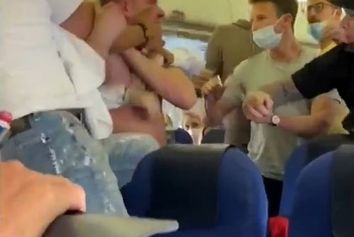 دعوا بر سر ماسک زدن در هواپیما