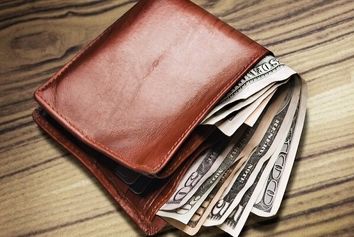 کارگر امانت دار فرودگاه قشم کیف گمشده را بازگرداند