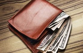 کارگر امانت دار فرودگاه قشم کیف گمشده را بازگرداند