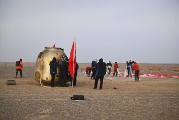 کپسول فضایی چین به زمین بازگشت