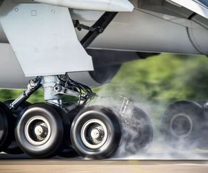 مرد مخفی شده پشت چرخ هواپیما بیمارستان منتقل شد