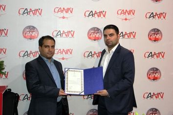 اهداى لوح تقدیر دادستانى خراسان رضوى به کن نیوز توسط قاضى اصولى صفار