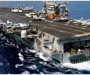 چند هواپیما در دقیقه از یک ناو هواپیما بر بلند می شود؟