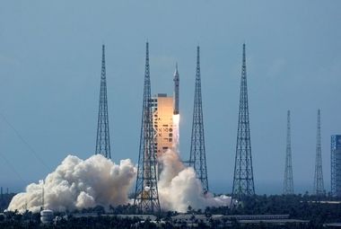 پکن یک گام دیگر
به اعزام فضانوردان
به ماه نزدیک شد