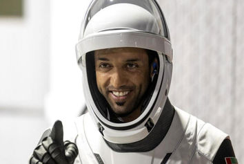 بازگشت فضانورد اماراتی به زمین به‌دلیل وضعیت نامناسب جوی به تعویق افتاد