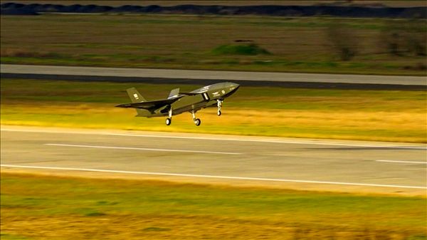 ترکیه اولین پرواز همزمان
 هواپیمای جنگی و بدون سرنشین «کیزیل‌الما» را انجام داد