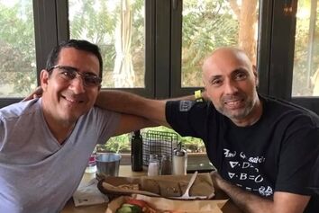 تصویری از کاپیتان کامبیز پورقناد و کاپیتان فرهاد تبرک؛ دو خلبان ایرانى ایرباس A380 شرکت هواپیمایى امارات
