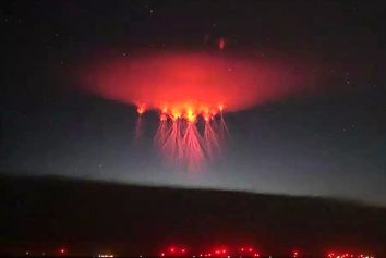 مشاهده نورهای عجیبی در جو زمین توسط فضانوردان ایستگاه فضایی بین المللی+تصاویر