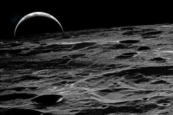 طلوع زمین از مدار ماه که توسط خدمه فضاپیمای آپولو ۱۴ در سال ۱۹۷۱ گرفته شد

