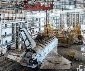 تصویری از شاتل فضایی بوران شوروی که در یک آشیانه در قزاقستان رها شده است.