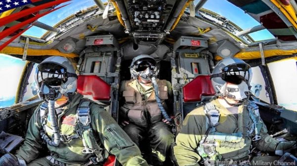 تعداد خدمه بمب‌افکن B-۵۲ چند نفر است؟