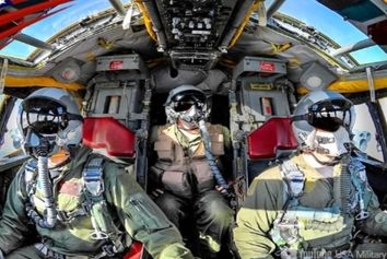 تعداد خدمه بمب‌افکن B-۵۲ چند نفر است؟