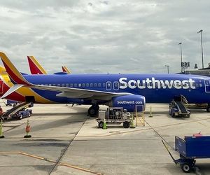 بیرون پریدن از هواپیمای در حال تاکسی کردن