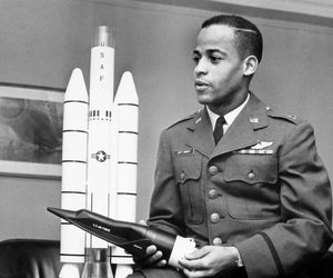 مرثیه‌ای برای فضانورد رنگین پوست