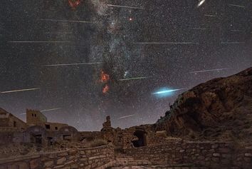 تصویر روز ناسا: بارش شهابی بر فراز سازه‌های باستانی