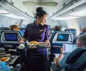 مسافر الکلی با شیشه شکسته مهماندار هواپیما را زخمی کرد!