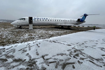 هواپیما در فرودگاه سنت لوئیس از باند خارج شد

