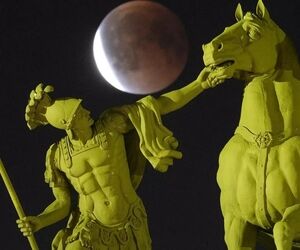خسوف کامل؛ زیباترین تصاویر از «ماه خونین» در آسمان