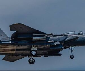 آزمایش راکت‌های هدایت‌شونده با لیزر APKWS توسط جنگنده‌های F-15E 