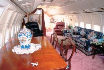 زن آمریکایی هواپیمای قدیمی را به خانه تبدیل کرد