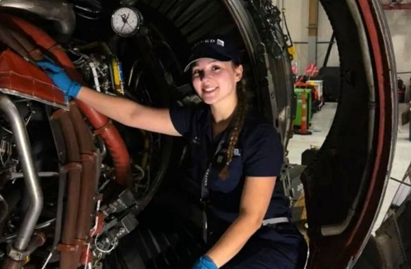 این دختر دانشگاه را رها کرد؛ حالا با تعمیر هواپیما درآمد نجومی دارد