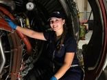 این دختر دانشگاه را رها کرد؛ حالا با تعمیر هواپیما درآمد نجومی دارد
