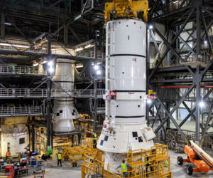 فرایند سوار کردن موشک عظیم ناسا آغاز شد