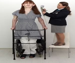 پرواز بلند قدترین زن جهان با هواپیما برای نخستین بار 