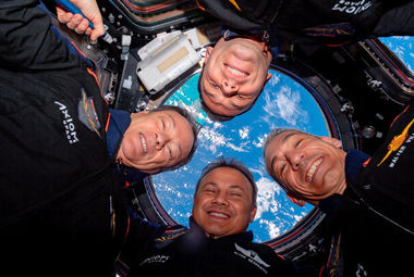 فضانوردان می‌توانند با موبایل به ماه سفر کنند